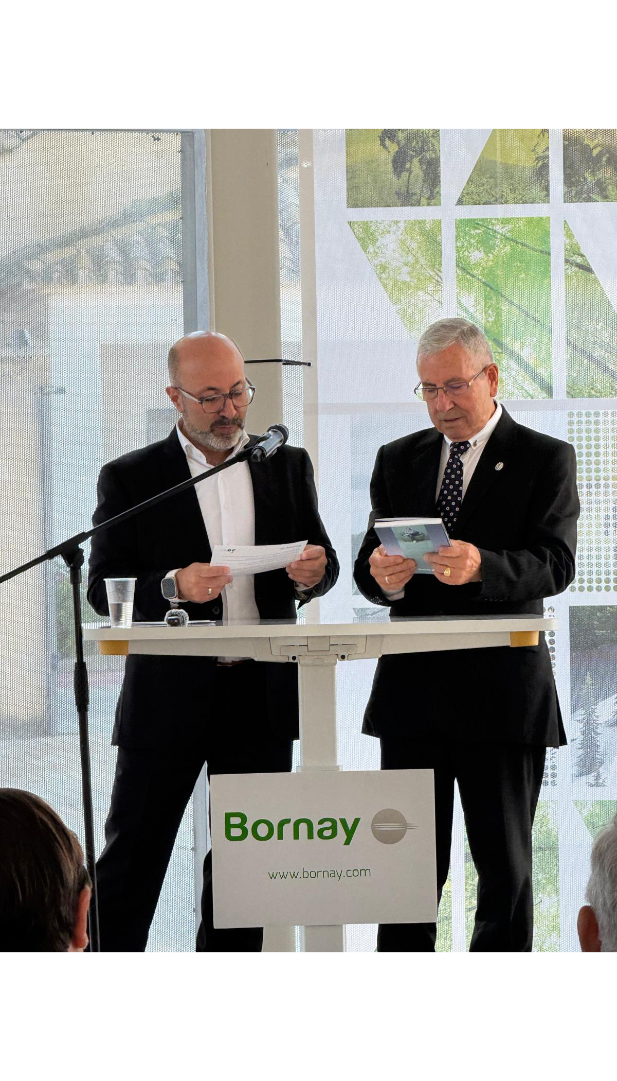 El alcalde de Castalla, Jes�s L�pez junto a Juan Bornay, presidente y fundador de Bornay