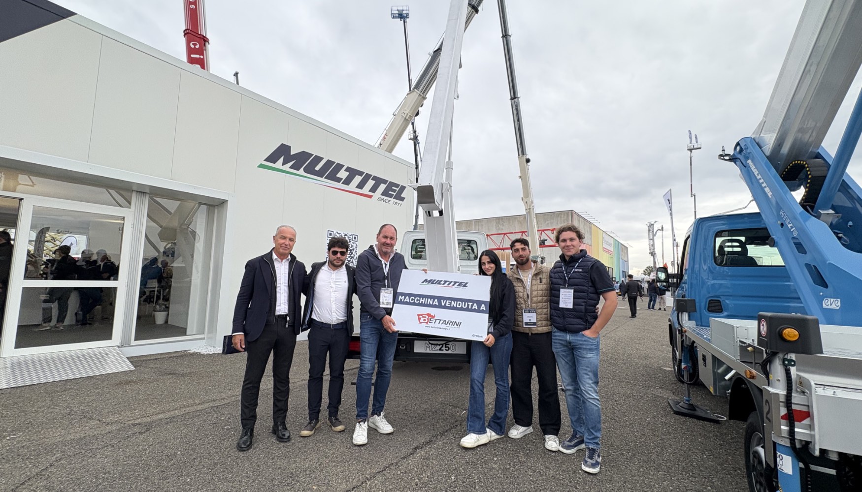 Entrega de la plataforma MZ 250. De izquierda a derecha: Mauro Rossi, Pierfrancesco Nardizzi, Fabrizio Bettarini, Eva y Andrea Bettarini, D. Rossi...