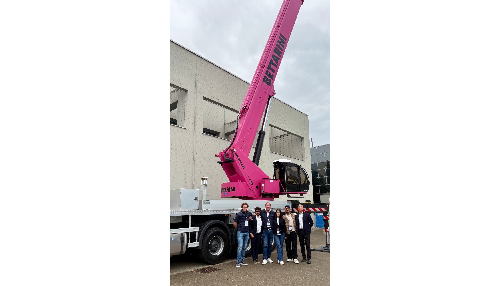 Equipo de A. Bettarini & Figli con la MJ 775 expuesta a la entrada de GIS Expo