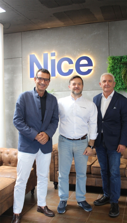ngel Marco, de Interempresas Media y Novoperfil, Pedro Nez, CEO de Domonova, y Enrique Fernndez, director comercial de Nice Espaa...