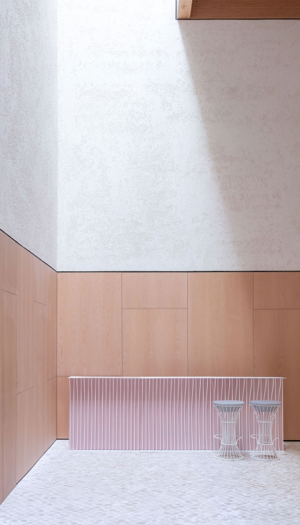La barra modular Riviera y las sillas altas se caracteriza por un diseño de líneas curvas y expresivas La barra modular Riviera y las sillas altas se caracteriza por un diseño de líneas curvas y expresivas