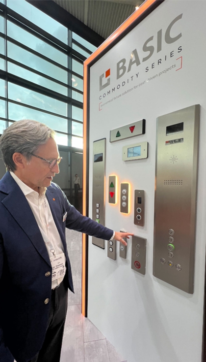 Jos Luis Casanova, responsable de Schaefer para el mercado espaol, con la nueva lnea Basic