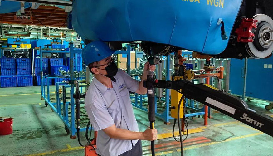 El brazo de asistencia soporta el peso de la herramienta, liberando al operario de esta carga