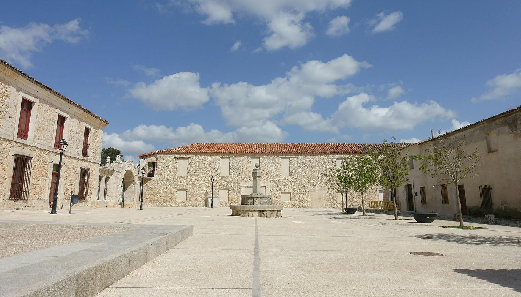 Imagen de la plaza de San Pedro de Nuevo Baztan. Autor: Rodelar