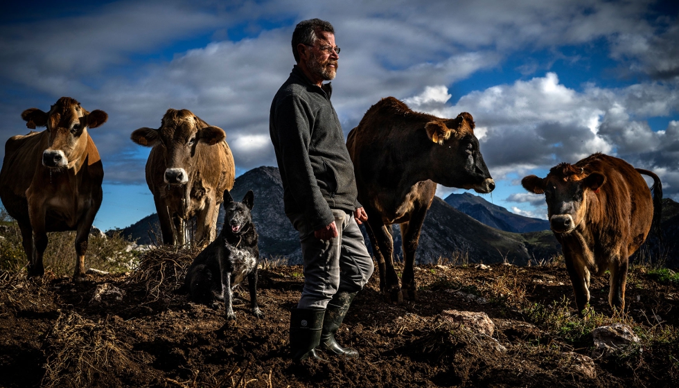 �Familia�, de Antonio Arag�n, se ha alzado con el primer premio en la categor�a �Ganader�a, industria y medio rural�, del concurso Objetivo Vacuno...
