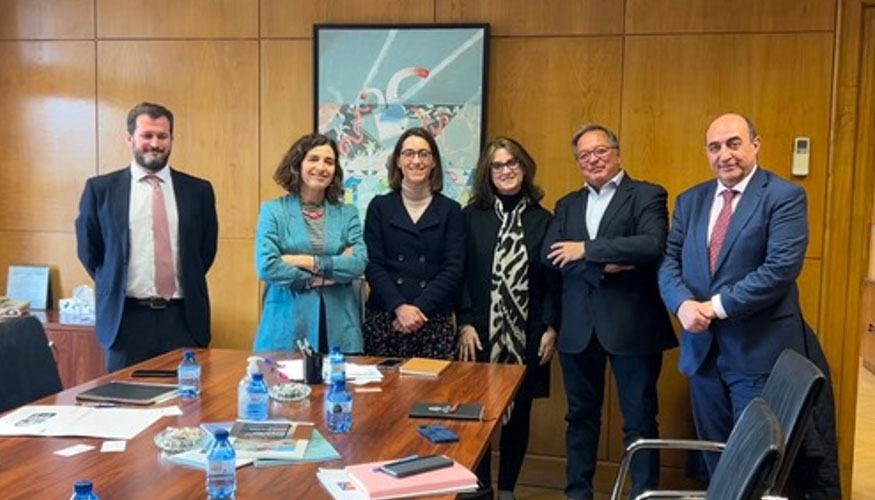 Representantes del Cl�ster reunidos con la ex directora general de Transporte Terrestre, Roser Obrer