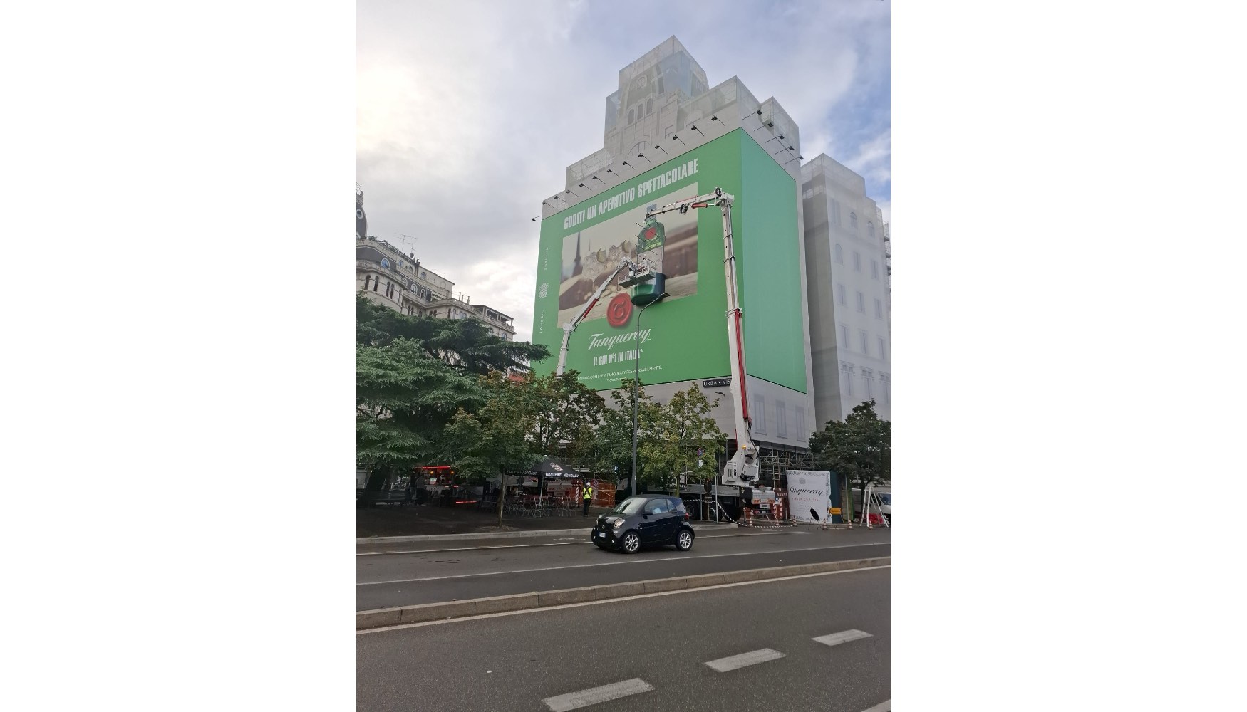 Empleo de las dos plataformas Multitel en la instalaci�n de la valla publicitaria