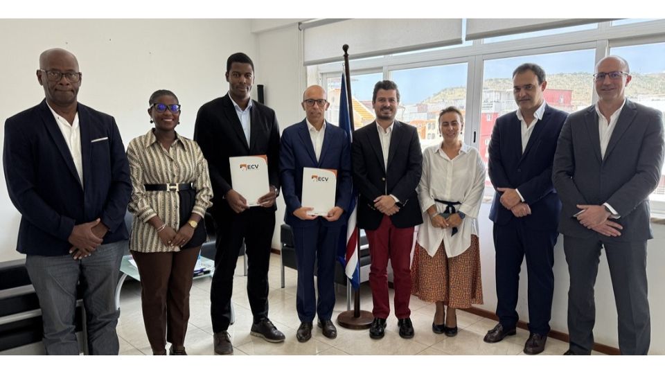 O Programa de Capacitao agora formalizado incide no reforo dos aspetos operacionais da manuteno da rede rodoviria...