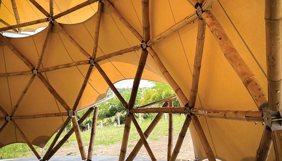 Detalhe do interior do Banwag, onde se pode apreciar a estrutura de bambu e os tecidos da Sauleda Detalhe do interior do Banwag, onde se pode apreciar a estrutura de bambu e os tecidos da Sauleda