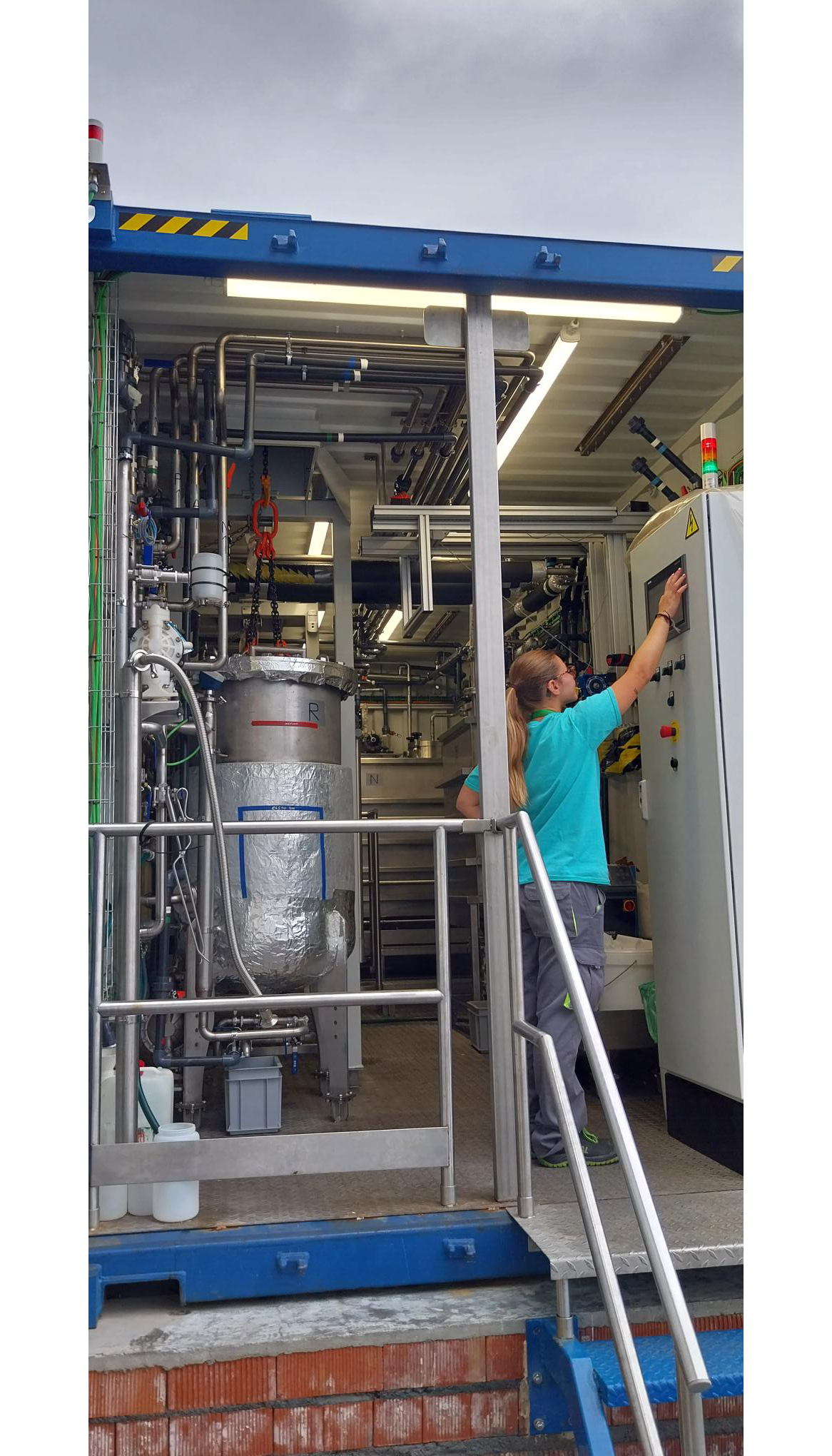 Mediante un enfoque integral que incluye separacin, extraccin, reciclaje, formulacin y procesado...