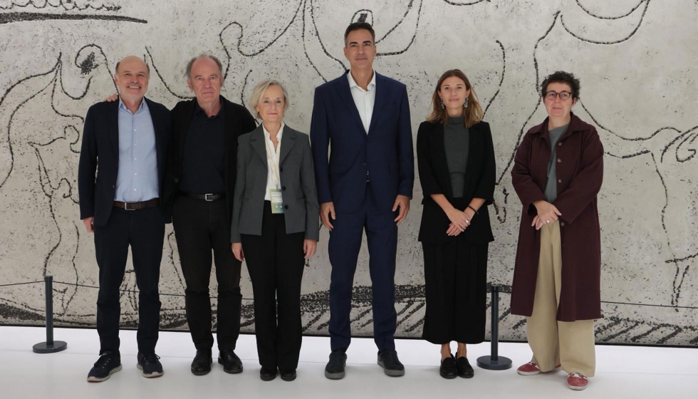 Foto de familia de las autoridades asistentes a la jornada