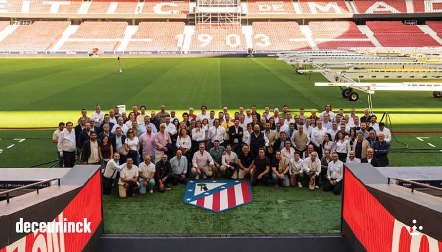 Foto de grupo en el c�sped del Riyadh Air Metropolitano de los asistentes al 'Deceuninck Day'