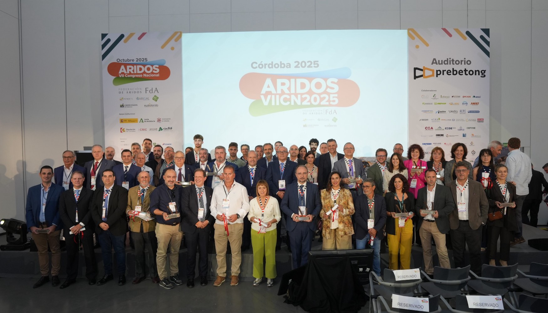 Foto de familia con los galardonados de los II Premios Nacionales Minera y Vida