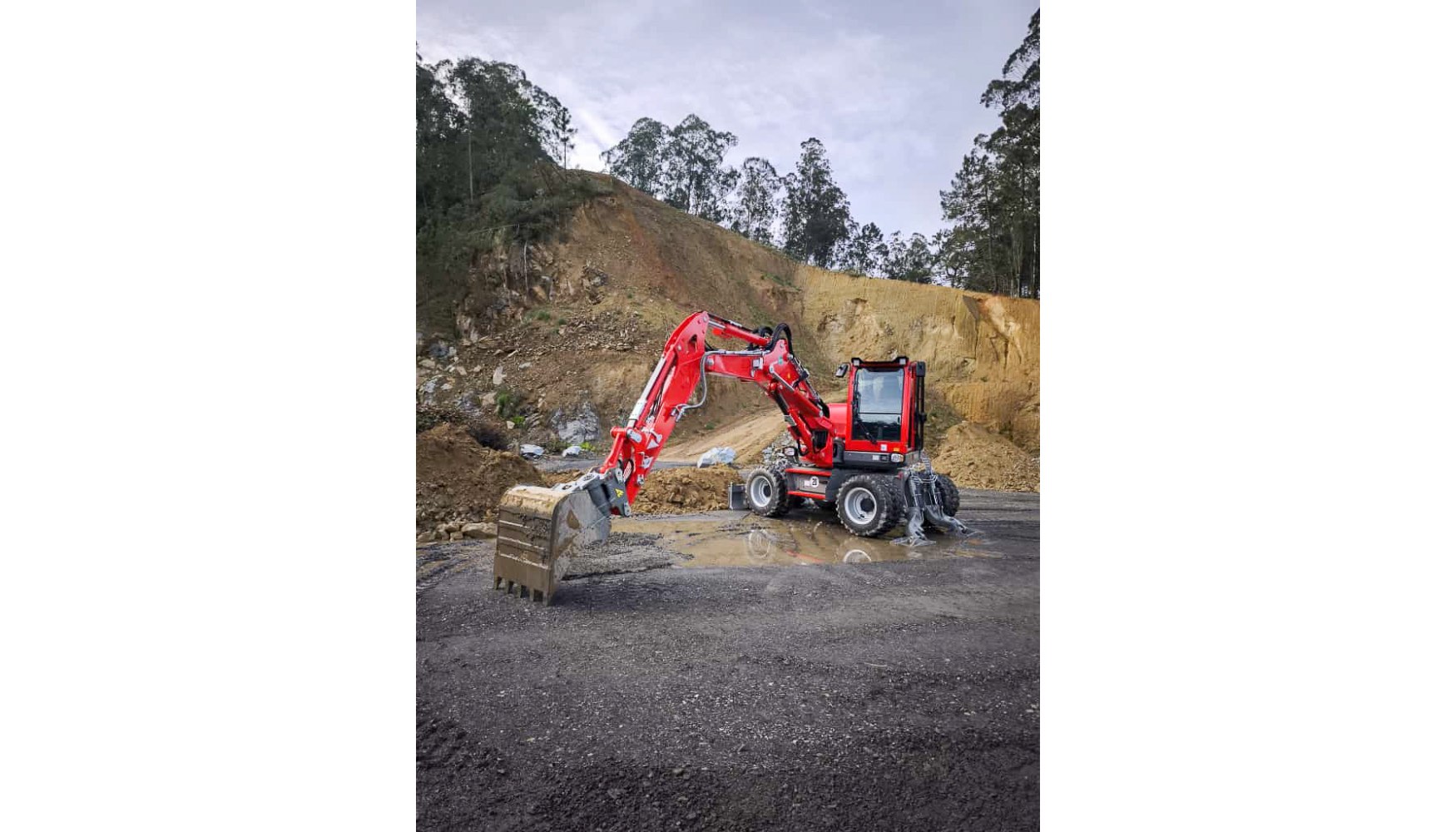 Excavadora de ruedas WN con el color rojo corporativo del Grupo Loxam