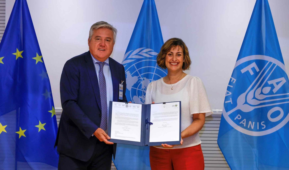 Carlo Lambro, vicepresidente de CEMA, y Beth Bechdol, directora adjunta de la FAO