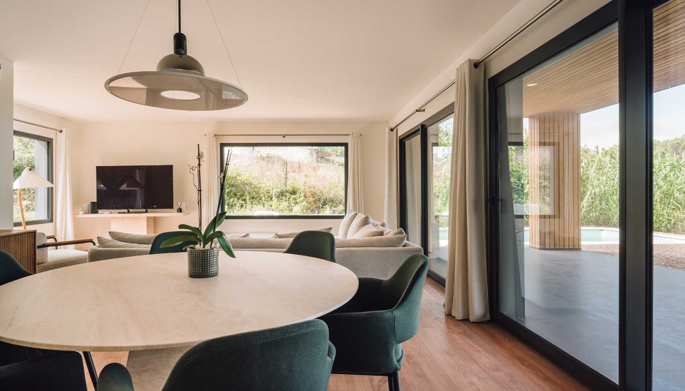 En la vivienda ecol�gica construida en Galamares, Portugal, se han empleado sistemas Elegant ThermoFibra Infinity de Deceuninck...