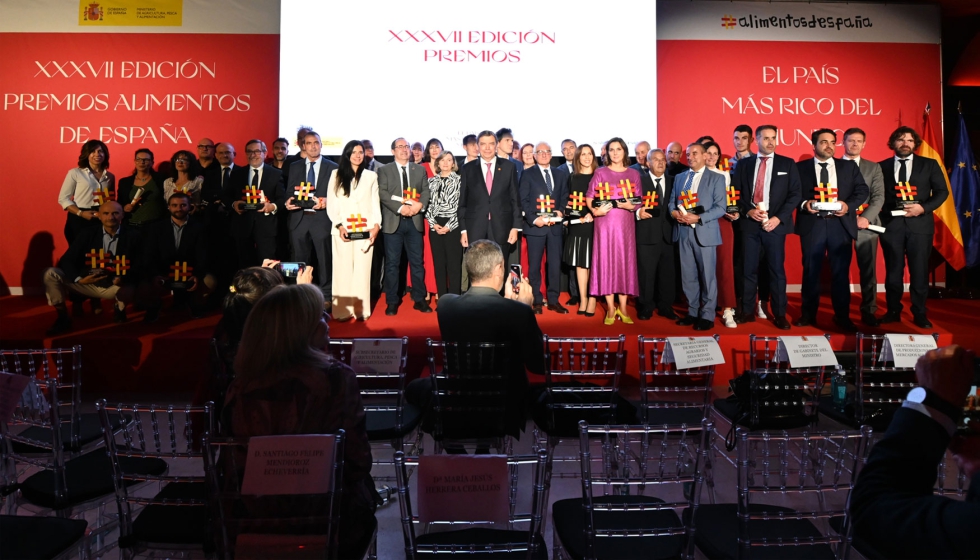 Imagen de los galardonados junto al ministro Luis Planas