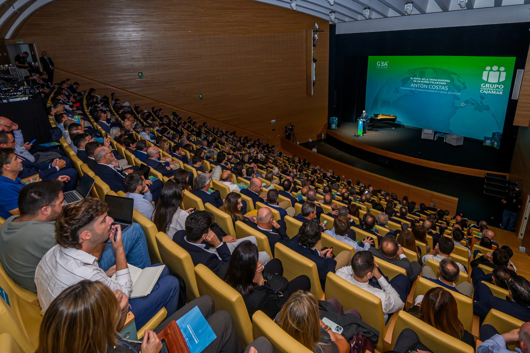 Imagen del pblico asistente al Foro Cajamar de Geopoltica, celebrado en el Palau Les Arts Reina Sofa de Valencia