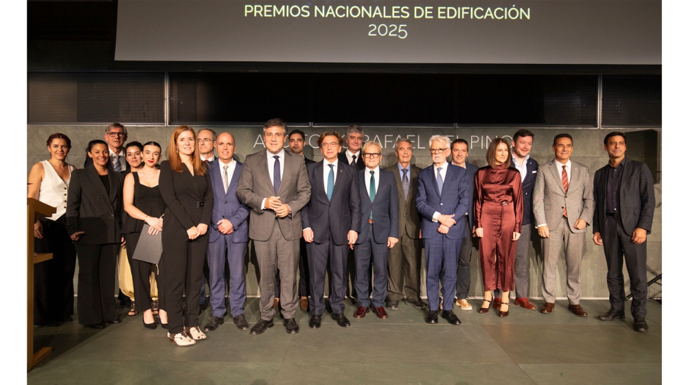 Foto de familia de los premiados en el Premio Nacional de Edificacin 2025