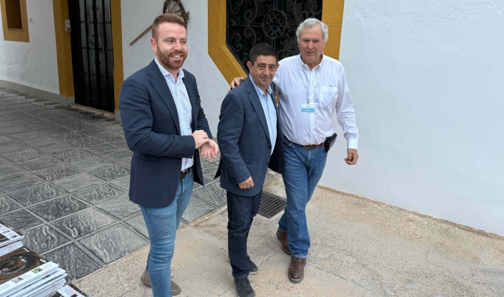 Francisco Reyes, junto al alcalde de Bedmar, Enrique Carreras, recibidos a su llegada al Cortijo Pedro Marn por el anfitrin, Luis Anguis...