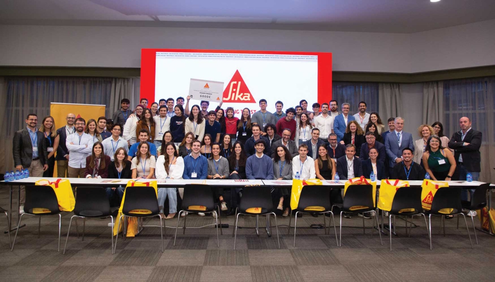 Foto de familia de los participantes en concurso para estudiantes de ingenier�a industrial organizado por Sika