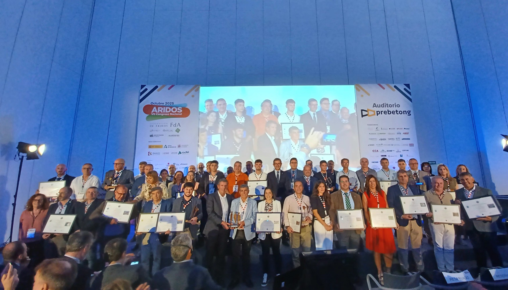 Foto de familia de los premiados en el VII CNA