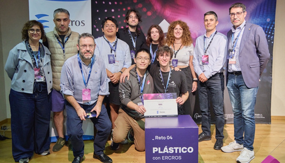 Los ganadores del reto del ALBA Hackathon junto con representantes de Ercros