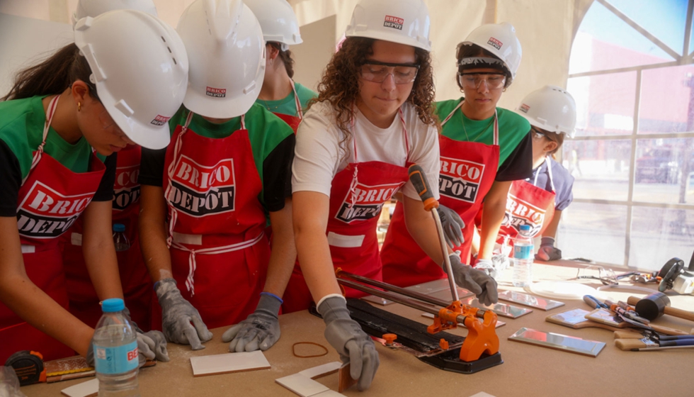 40 alumnas de 3� y 4� de ESO participaron en talleres pr�cticos de pintura, fontaner�a, alba�iler�a y bricolaje, guiadas por mujeres referentes...