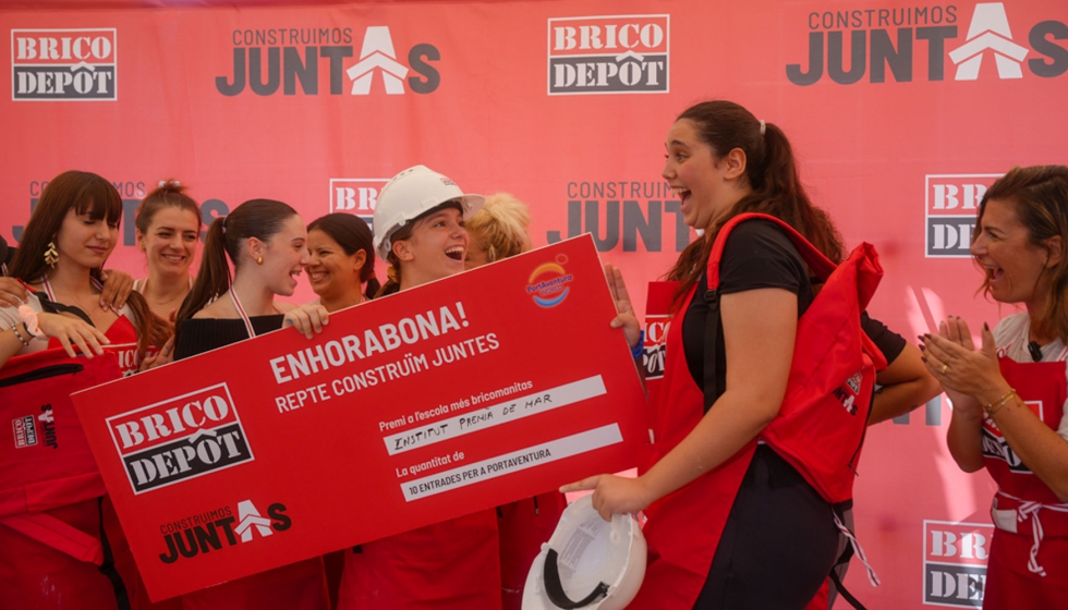 Representantes del Institut P�blic Premi� de Mar recibiendo el premio