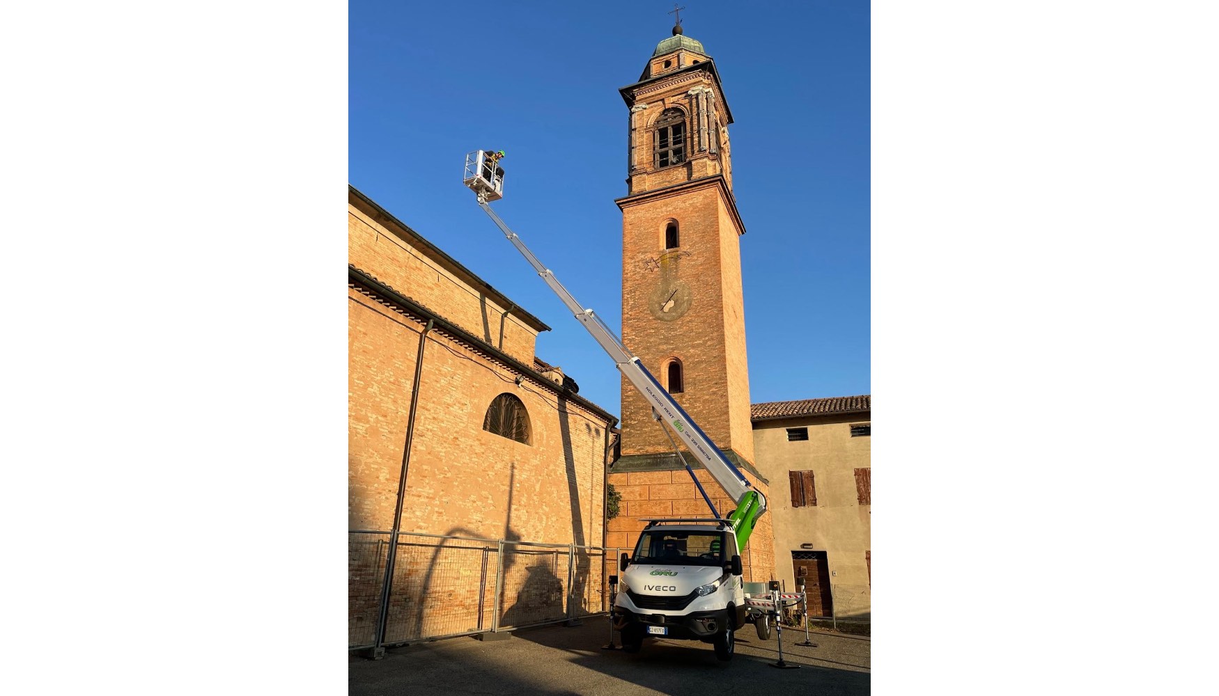 Plataforma MTE 270 EX de Multitel trabajando en el mantenimiento de la Iglesia de Santa Giulia en Migliarina di Carpi