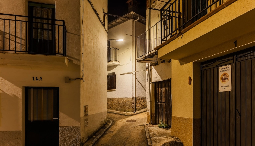 Vista de una calle iluminada, donde las luminarias LED de ATP crean un ambiente acogedor con alta uniformidad en el centro del municipio...