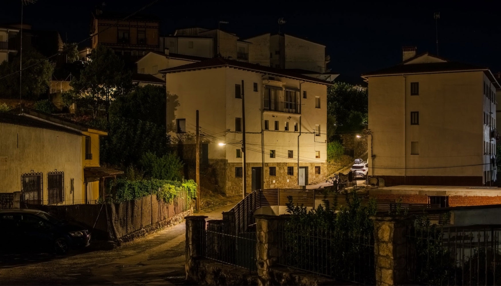 Camino de acceso a San Esteban del Valle iluminado con luminarias LED de ATP que garantizan el confort visual y...