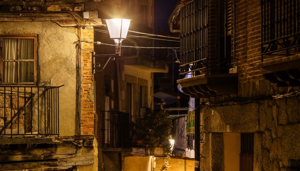 Las nuevas luminarias cl�sicas Villa XLA con Difusor Confort� se integran con suavidad en la est�tica tradicional del pueblo...