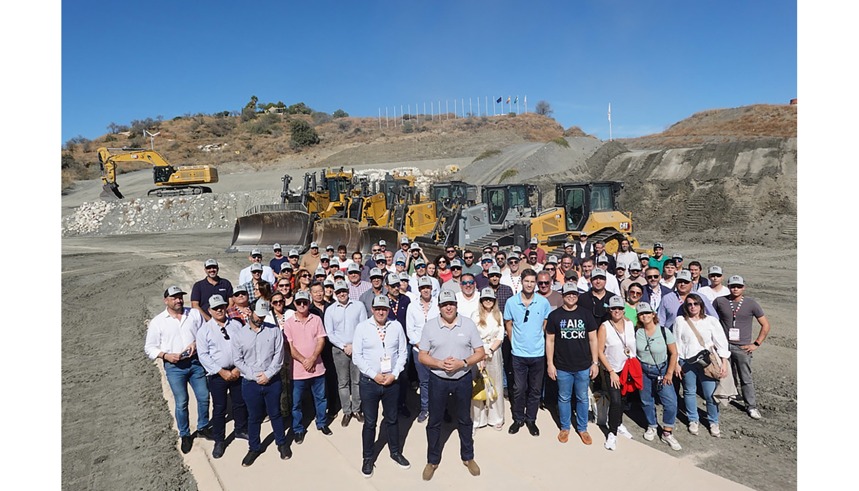 Foto de familia durante la visita al Centro de Demostraciones y Aprendizaje de Caterpillar en Mlaga