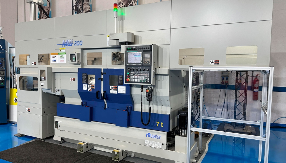 Los visitantes pudieron ver modelos Muratec, como el centro MD120 II semimotorizada con robot rpido...