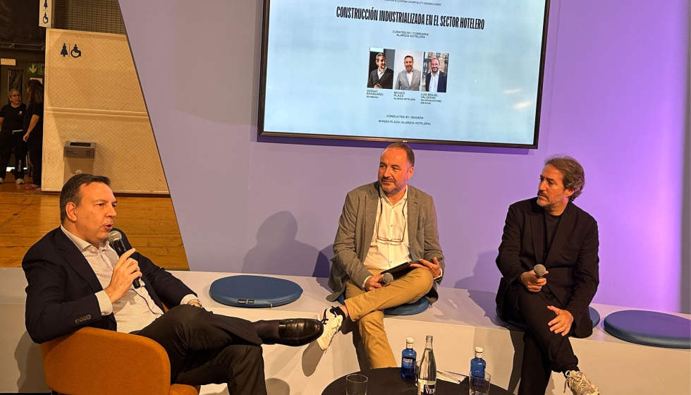 Sergio Baraga�o, arquitecto y CEO de Room2030 (primero por la derecha)...