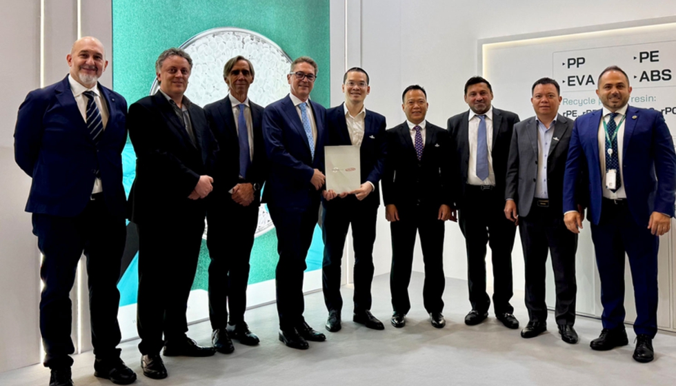 De izquierda a derecha: representantes de Amut y Stavian Recycling durante el acto celebrado en Novara, Italia