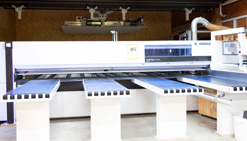 Un equipo experimentado: la Sawteq S-300 con el riel transversal del sistema de almacenamiento Storeteq P-310 en un segundo nivel...