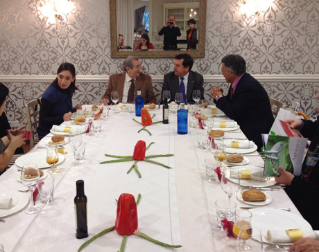 Reunin con la prensa en el Restaurante Gayarre de Zaragoza, presidida por Pedro Rif, presidente de la agrupacin, y Jaime Hernani...