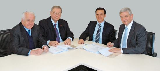 De izquierda a derecha, Lamberto Tassi (presidente de Sitma S.p.A.), Aris Ballestrazzi (presidente de Sitma Machinery S.p.A...