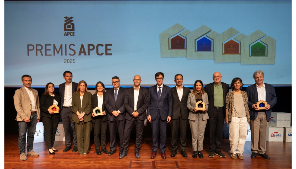 Foto de los galardonados con los Premios APCE 2025, acompa�ados por Salvador Illa, presidente de la Generalitat, y Xavier Vilajoana...