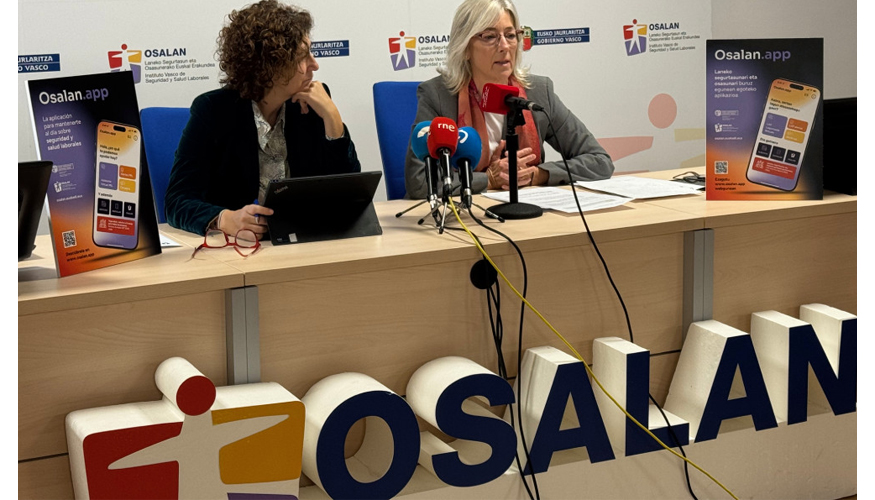 Elena P�rez Barredo y Lourdes �scar durante la presentaci�n del la nueva app