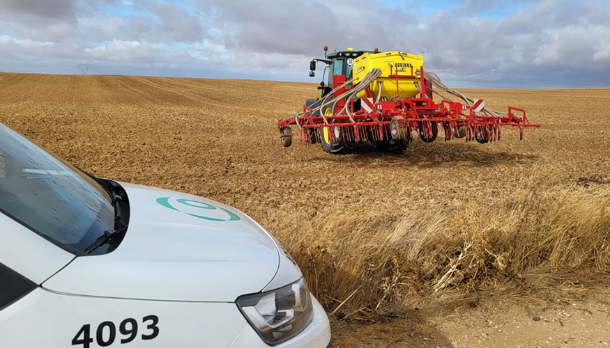 Siembra en un campo de ensayo de Villafrech�s (Valladolid) por parte de Cobadu y Fertiprado