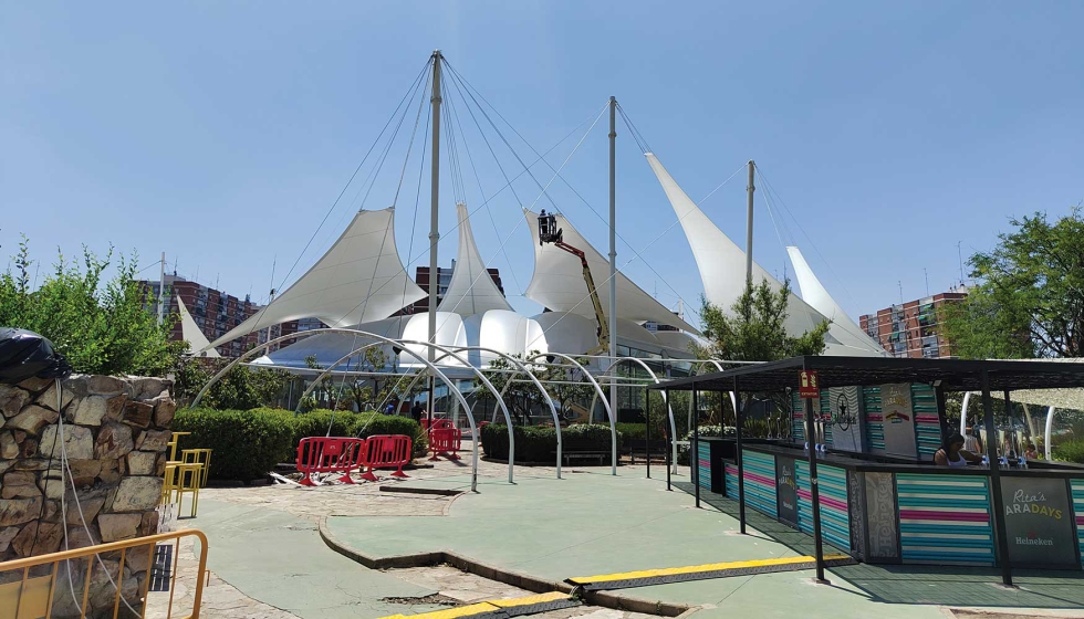 O complexo foi resolvido atravs de treze mastros pivotantes, com alturas que variam entre trs e 18 metros...