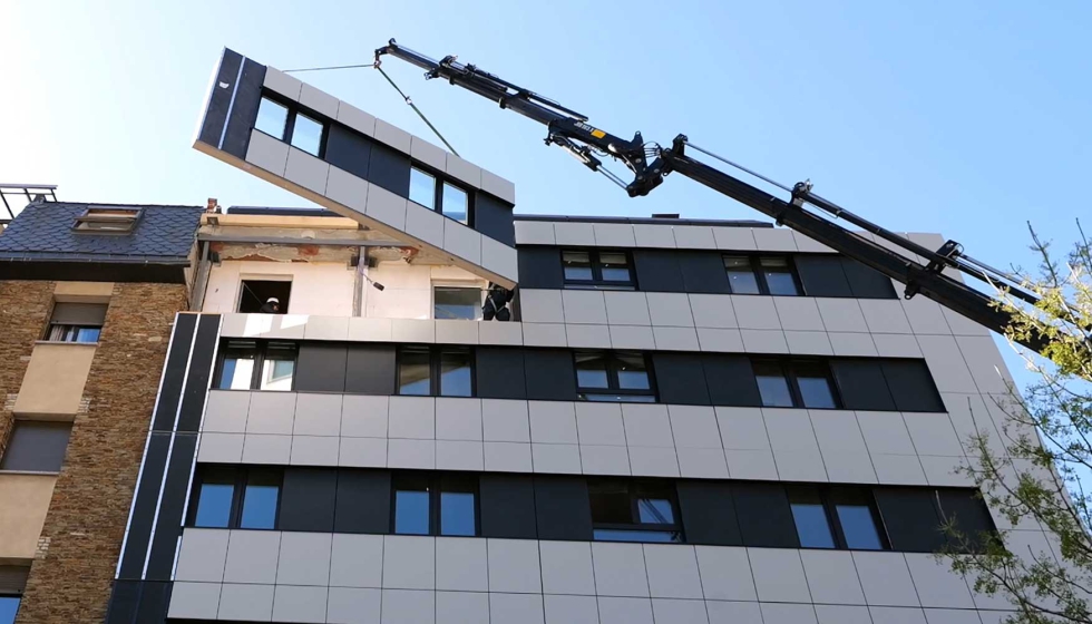 Processo de instalao dos mdulos 2D em estrutura de madeira leve com todas as caratersticas para valorizar esttica e funcionalmente a fachada...