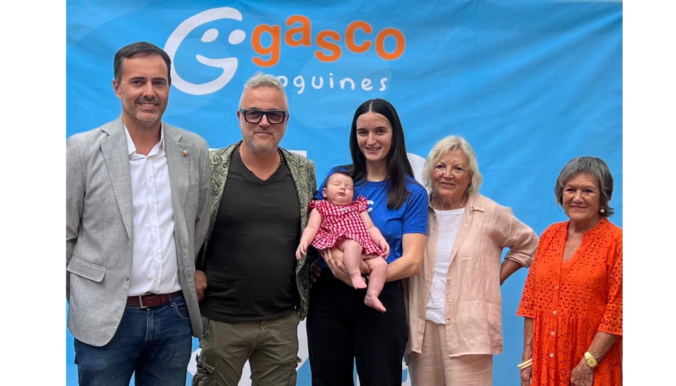 El alcalde de Tortosa, Jordi Jordan, junto a diferentes generaciones que han regentado Gasco Juguetes...