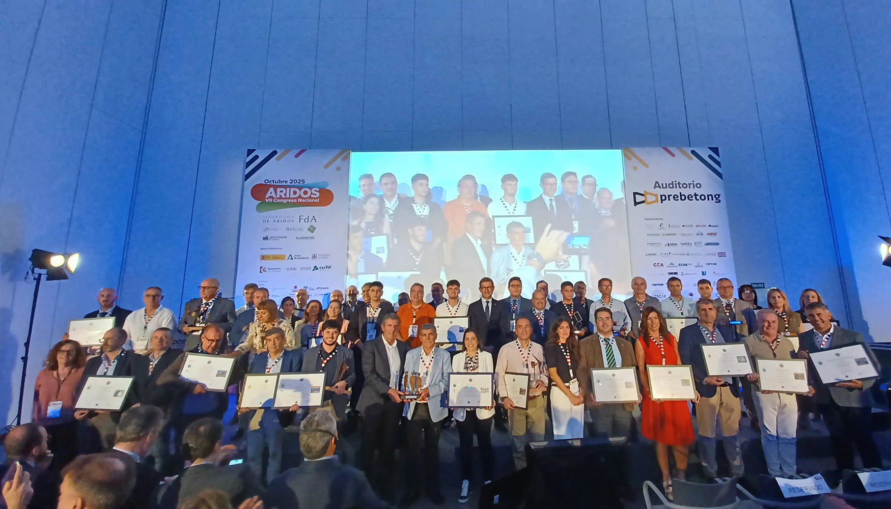 Foto de familia de los ganadores de los Premios del VII Congreso Nacional de ridos
