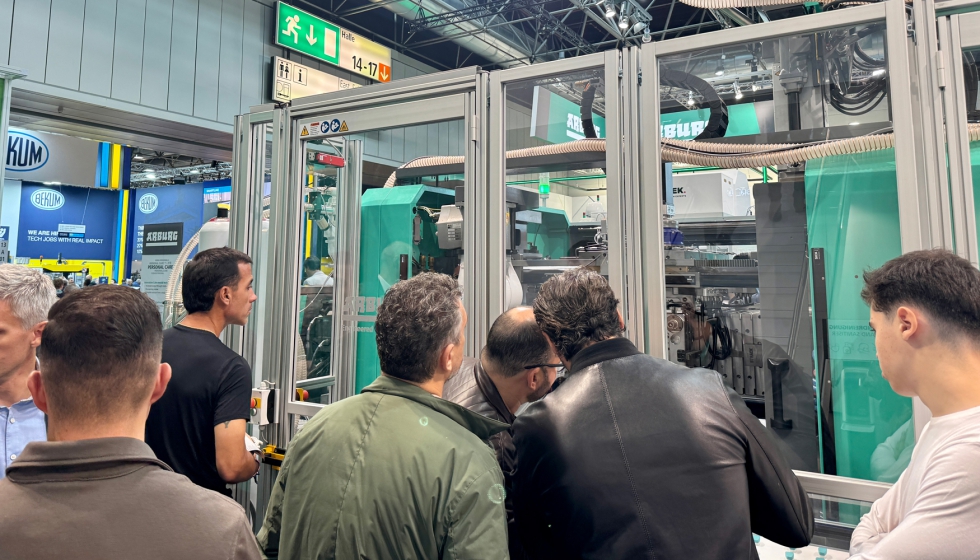 El concepto integral arburgSOLUTIONworld rene toda la oferta de Arburg: maquinaria, automatizacin, control, servicios digitales y formacin...