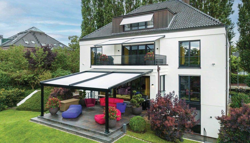 Los propietarios de una mansin en el norte de Hamburgo han hecho equipar su casa, para disfrutar de un agradable ambiente en verano...