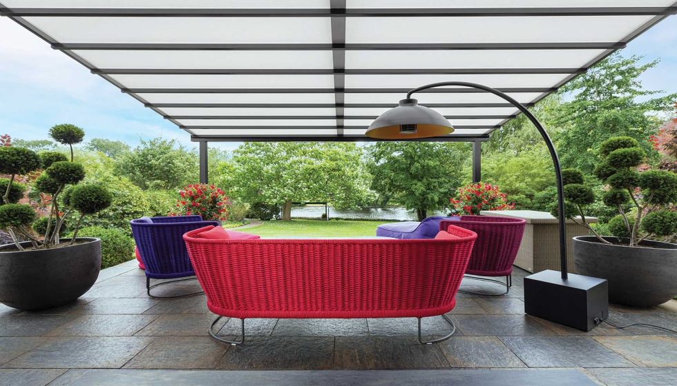 La gran terraza en la planta baja ha sido equipada con un sistema pergola stretch - el modelo ms grande de esta familia de productos...